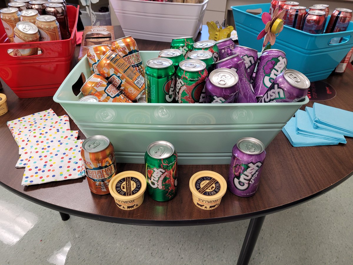 AmyMastin6's tweet photo. Vines Primary Teachers and Staff FLOAT our boat! Despite the rocky seas, they have kept us all AFLOAT! Fact: Ice cream is an important part of SEL and wellness. @princlareed  @Vines_AISD @AldineISD  #VinesStrong #Lemons2Lemonade #VinesCares #AldineCARES #SELDay https://t.co/X3nXvzBY6o