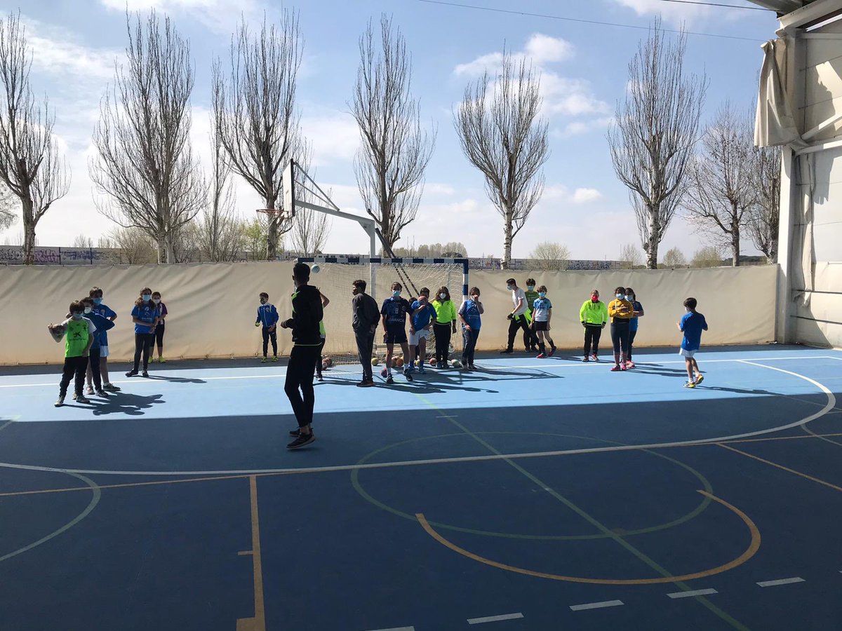 canteraatlvall's tweet photo. Finaliza nuestro primer día de campus. Resultado: Ilusión y muchas ganas de volver a repetir, seguro que nuestr@s chic@s hoy duermen a pierna suelta y alguno de nuestros entrenadores también 😜 El lunes más y mejor. https://t.co/4dpb7uB4iS
