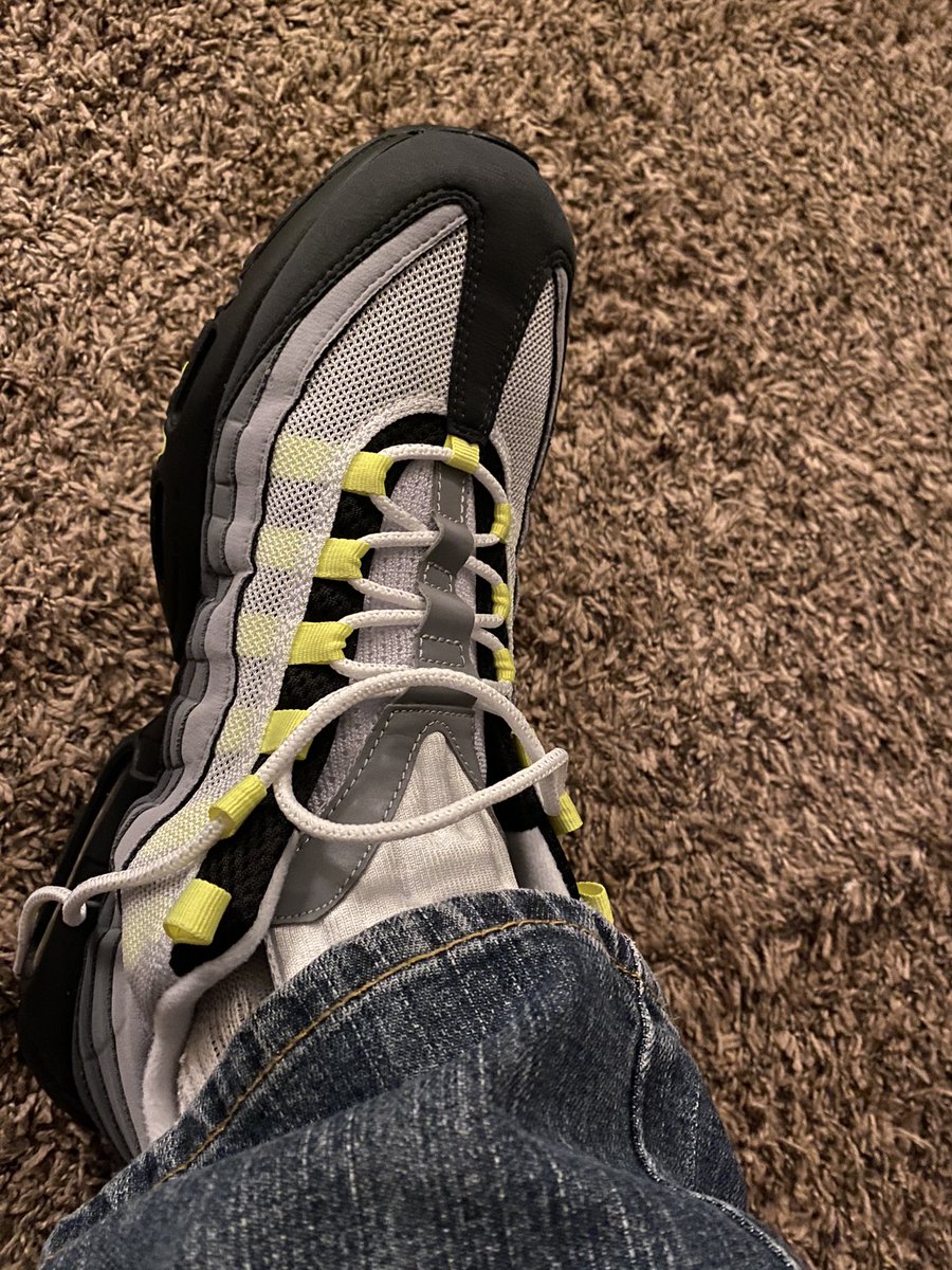 TrenPerkins's tweet photo. What yโall rocking today?? โค๏ธ#AirMaxDay #OGKing https://t.co/ztnpW5HykB