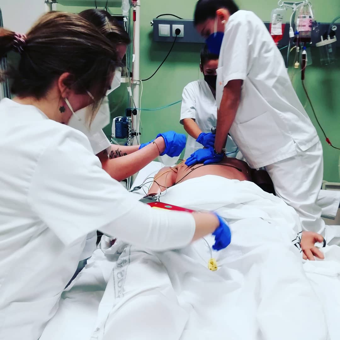 ComillasEUEFsjd's tweet photo. #Enfermería Simulaciones y situaciones límite que preparan su futuro profesional. #FormaciónDeCalidad #nursing #universidad #docencia #simulation #clinicalsimulation #SVA #soportevitalavanzado #advancelifesupport #rcp #cpr #simulaciónclínica #highfidelitysimulation #nursingschool https://t.co/mPtl1vXl7a