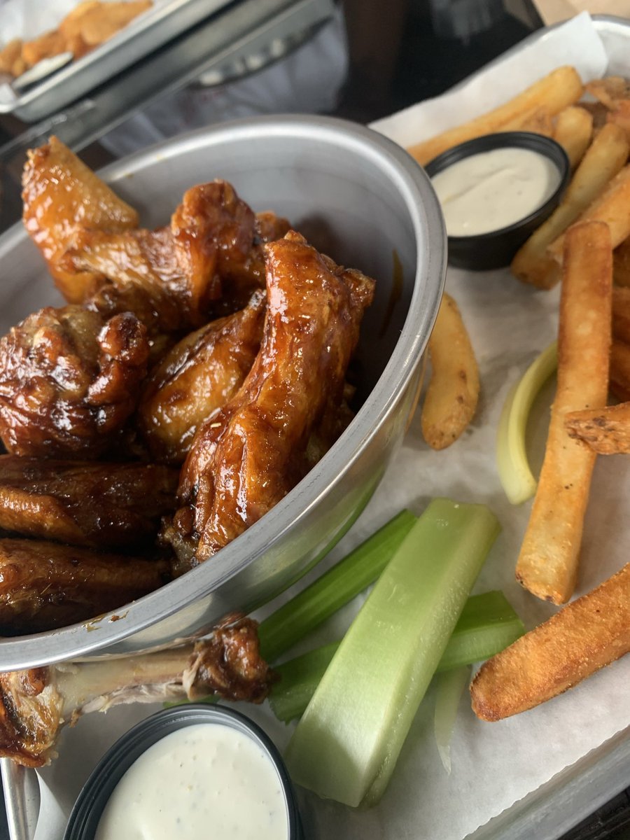 PrinceJay523's tweet photo. @SUPARedBeard90 @Rea1AwoKEN These the wings we had from Hickory Tavern https://t.co/kuzJwwAnIs