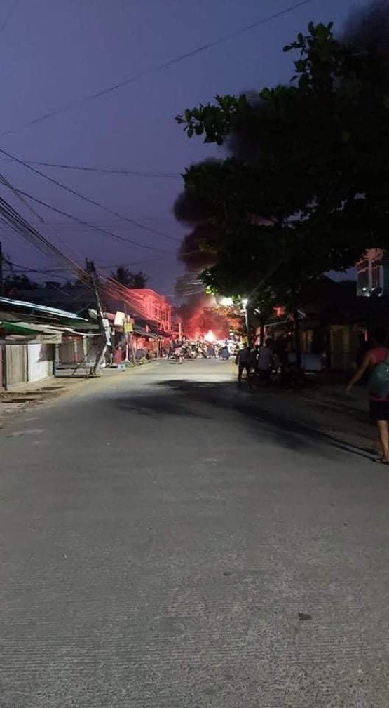 Bago: Happening Now!

• San Daw Dwin Street, Southern side of Shwe Maw Daw Pagoda: At least 50 times gunfire by Terrorists (#Myanmar security forces) INTERENT DARK ERA

#WhatsHappeningInMyanmar #MilkTeaAlliance #Mar26Coup