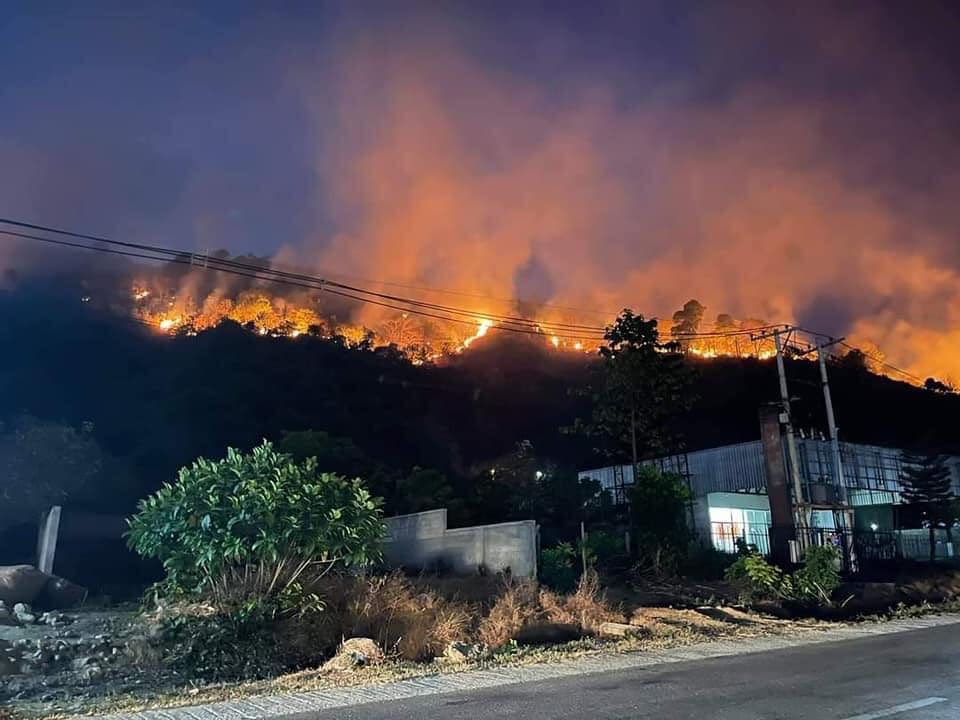 shafiur's tweet photo. #Mar26Coup Kawthaung, Tanintharyi Region.  Circa 7.30pm

Forest burning. Similar to what happened in Mogok? 

#WhatsHappeningInMyanmar https://t.co/QWW9GR3jPt