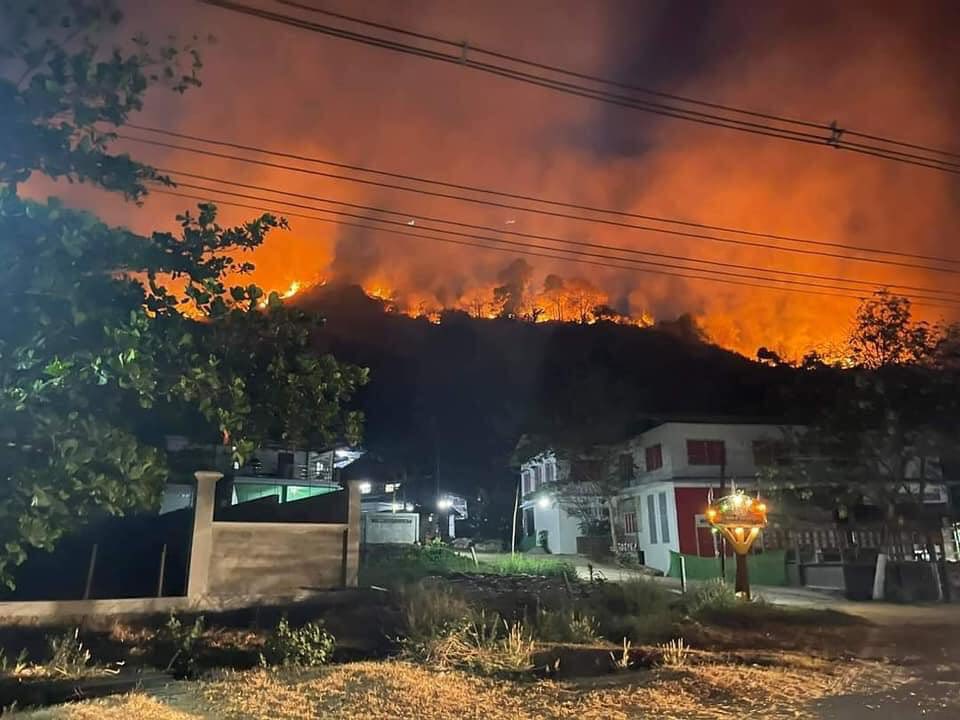 shafiur's tweet photo. #Mar26Coup Kawthaung, Tanintharyi Region.  Circa 7.30pm

Forest burning. Similar to what happened in Mogok? 

#WhatsHappeningInMyanmar https://t.co/QWW9GR3jPt