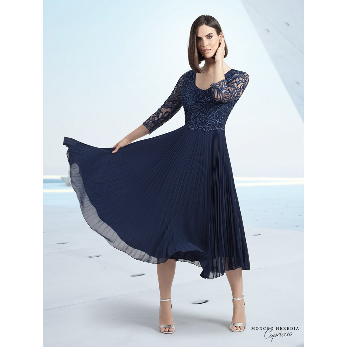 Fantasía en azul marino. Pura elegancia. Nueva colección primavera verano 21 Capriccio. Mírala en monchoheredia.com
#vestido #nuevacoleccion #capriccio #primaveraverano #monchoheredia #pv21 #moda #fiesta #fashion #ss21 #style #instamoda #perfectguest