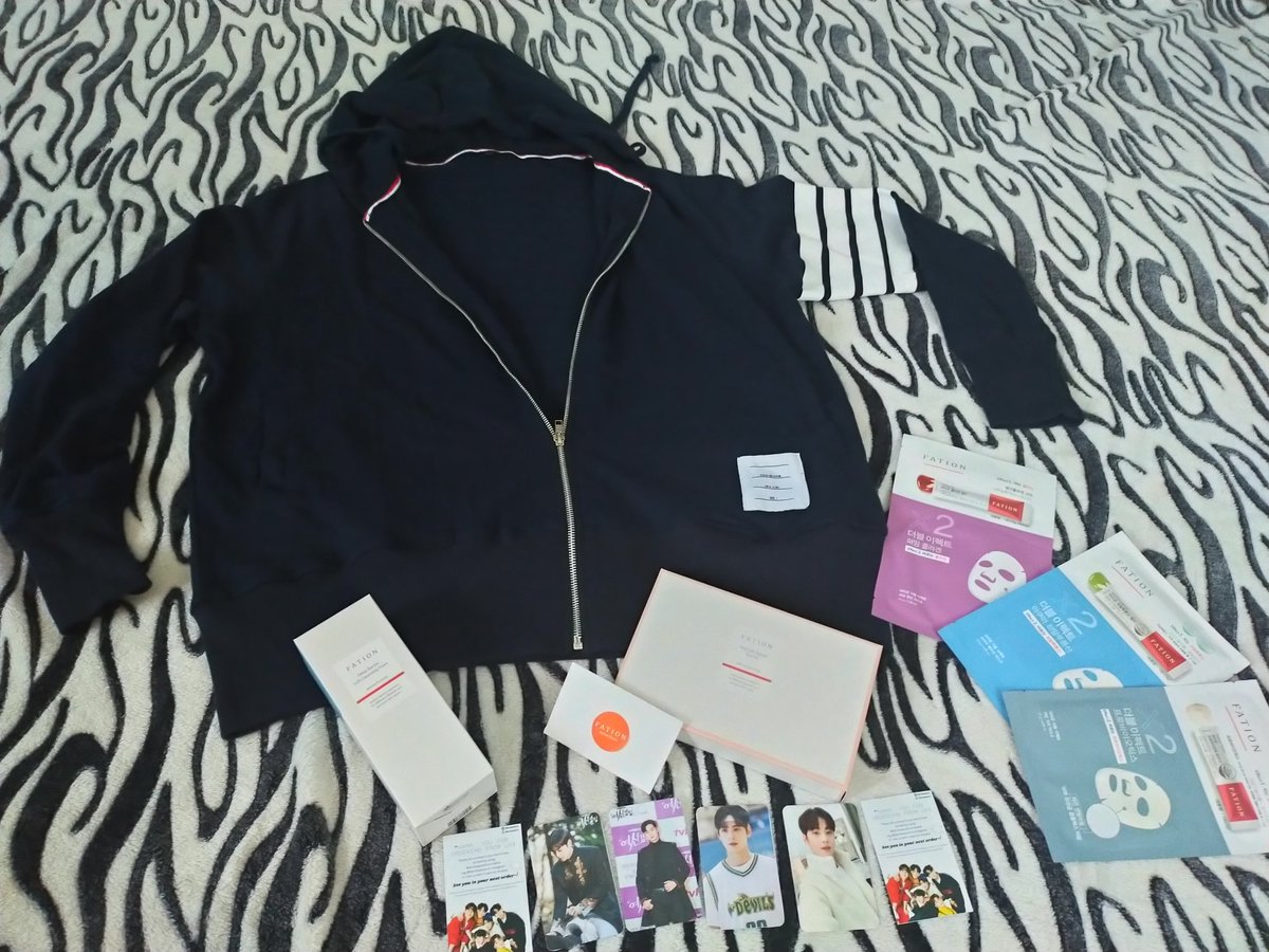 ratu_unnu's tweet photo. Terimakasih @bbrohastore jaket Suho & Fation nya sdh sampai, freebiesnya Unnu semua๐๐ https://t.co/LPbkxNEZzT