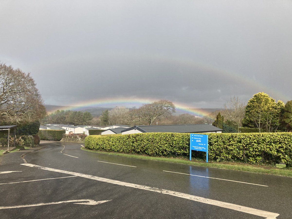 Ron_ejuleff's tweet photo. Gaaaaaw!  Look at the hedges ive cut.  😍👌😂 #rainbow @Parkdeanresorts @News_Reel #Whiteacres #Cornwall #Kernow https://t.co/JiVYMfqmDE