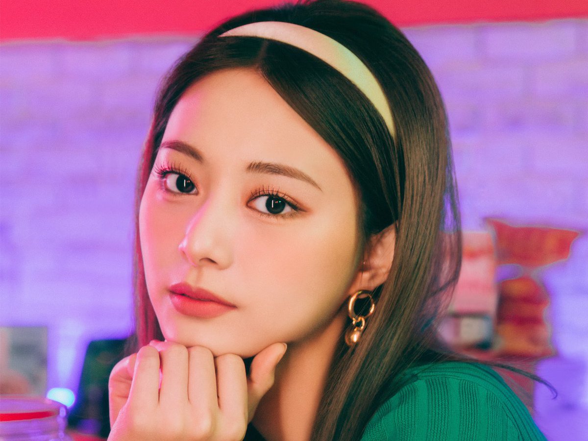 SATURCHAES's tweet photo. HOW ARE YOU SO PRETTY https://t.co/XBLzNW3eu1