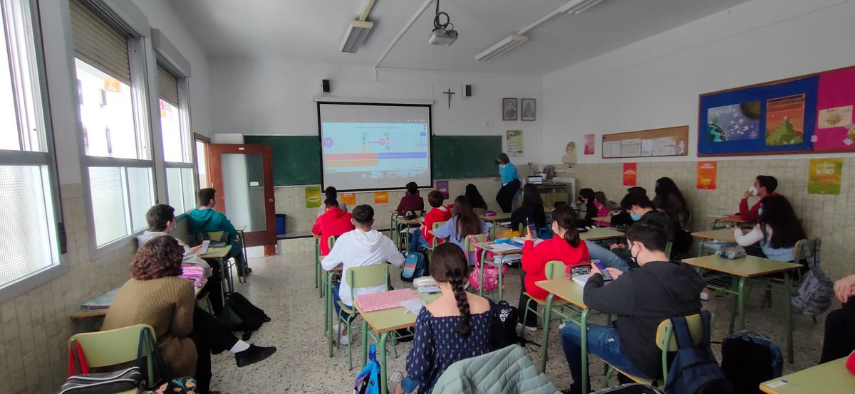 MaristasMalaga's tweet photo. Las tres clases de 3ºESO han recibido una charla titulada "#ExclusiónSocial, #pobreza e #igualdad de género a nuestro alrededor" por parte de @taniatorreblanc de @ArrabalAID, a los que agradecemos su trabajo y colaboración.

#maristas #masqueaulas https://t.co/cvxSllLsqd