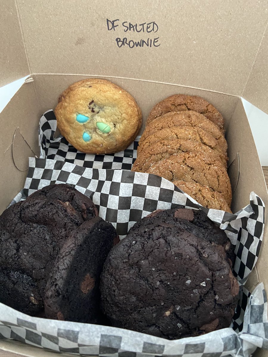 MmeLDePalma's tweet photo. friday treats from Tart and Soul courtesy of @HalifaxCityNSTU 🍪☕️ 🍰 #supportyourlocalcoffeeshop https://t.co/MTeh625wMm