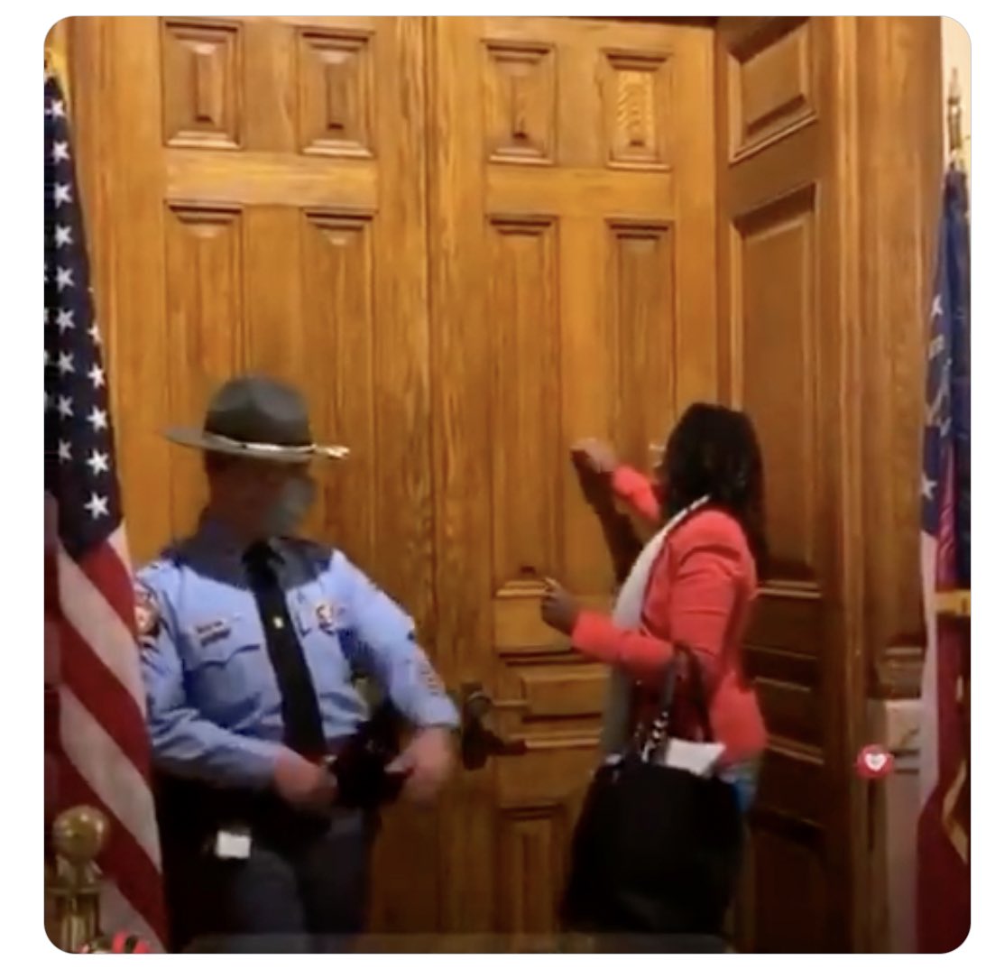 FozzieBear88's tweet photo. @DerenicByrd There is something seriously wrong here ... https://t.co/Z474gYLYr8