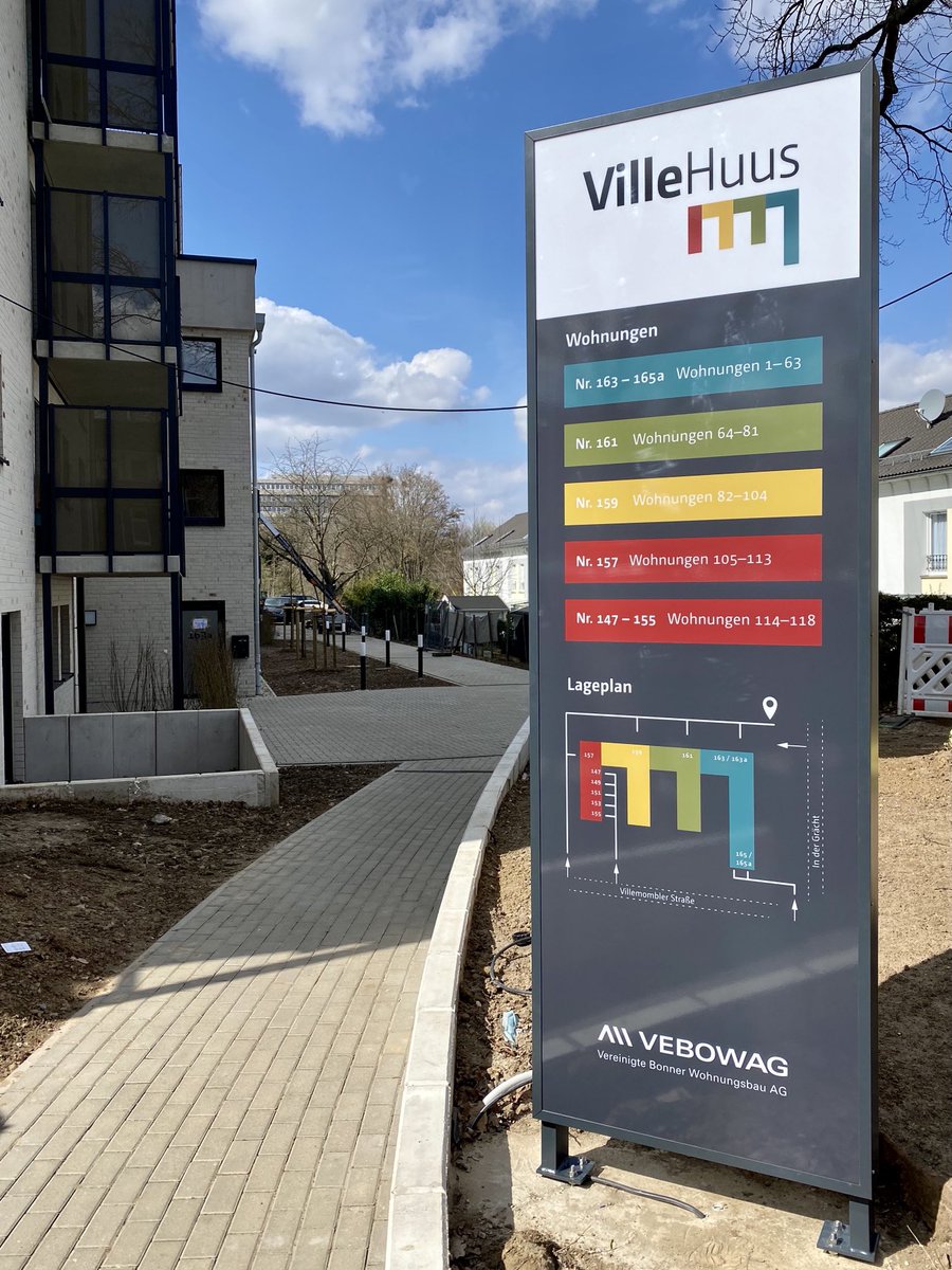 Zwei von drei Infostelen wurden heute an unserem Neubauprojekt VilleHuus in #Bonn-Endenich installiert. Als Orientierungshilfe für Bewohner und Besucher des Wohnquartiers vervollständigen die Stelen das vorhandene Leitsystem.