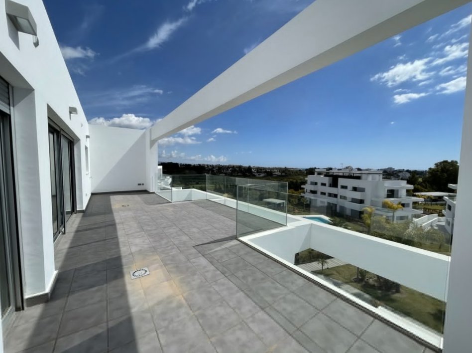 crooky101's tweet photo. This recently built south facing penthouse has a spacious living room with access to a large terrace, the living room leads to the solarium that surrounds the entire floor with great views of the surroundings and the nearest golf course. More info: https://t.co/bjLcqRkXkc https://t.co/svk6XTU92h