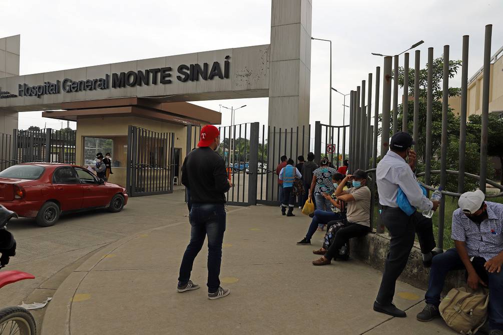 eluniversocom's tweet photo. ¿Por qué las personas se automedican ante la sospecha o casos de COVID-19 en Ecuador?; médicos afirman que aquello empeora los cuadros y los lleva a UCI ►  https://t.co/ujxHF4RxuZ https://t.co/3pms4FYRVE