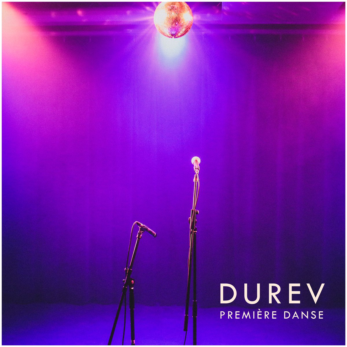 ComingSoonAg's tweet photo. Avec son premier EP intitulé « Première danse », DUREV ouvre le bal où dansent les quatre titres qui le composent.
Slam, arrangements planants et refrains entêtants sont au rendez-vous qu’aucun d’entre vous ne devrait manquer…

 https://t.co/M32G245Jm3 https://t.co/6pGvvEiKOq