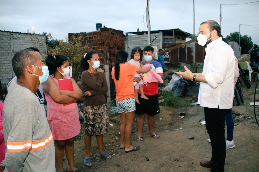 CHONILLOec's tweet photo. A primera hora del día llegamos con asistencia médica, técnica, psicológica y kits de alimentos para las familias Murillo e Izasa, quienes perdieron todo producto de un incendio que consumió sus viviendas en Monte Sinaí.

¡Cuenten con todo nuestro apoyo para empezar de nuevo! https://t.co/OEEhScr8Ci