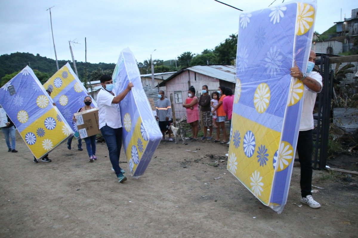 CHONILLOec's tweet photo. A primera hora del día llegamos con asistencia médica, técnica, psicológica y kits de alimentos para las familias Murillo e Izasa, quienes perdieron todo producto de un incendio que consumió sus viviendas en Monte Sinaí.

¡Cuenten con todo nuestro apoyo para empezar de nuevo! https://t.co/OEEhScr8Ci