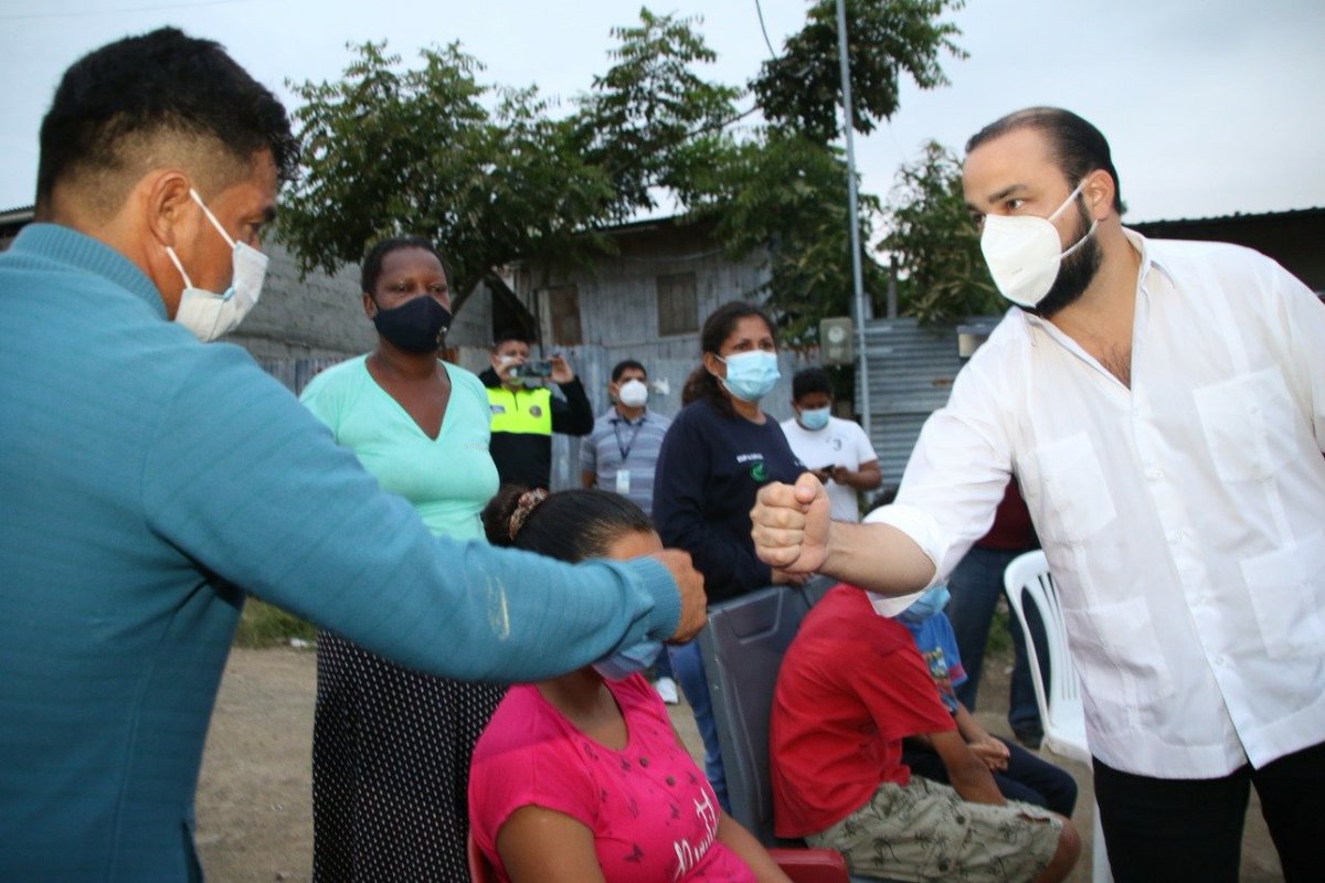 CHONILLOec's tweet photo. A primera hora del día llegamos con asistencia médica, técnica, psicológica y kits de alimentos para las familias Murillo e Izasa, quienes perdieron todo producto de un incendio que consumió sus viviendas en Monte Sinaí.

¡Cuenten con todo nuestro apoyo para empezar de nuevo! https://t.co/OEEhScr8Ci
