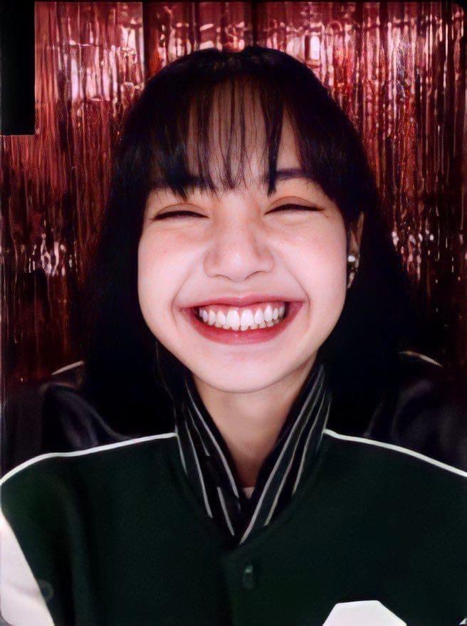 SongCt2's tweet photo. Happy Birthday Lisa 🥂🥂🥂 who always makes everybody laugh even though you're tired and tries really hard to give us the best stage performances . Glad to know you . Love u so much , Lili🌠🐥.                          #OurGemLalisaDay                      #TheLalisaDay https://t.co/ExR5LTHRQu