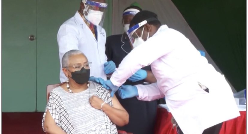 MOH_Kenya's tweet photo. PRESIDENT UHURU KENYATTA &amp; First Lady Margaret Kenyatta receive the Covid-19 vaccine. 
This is a safe vaccine, that has gone through various trials &amp; has been developed after scientific research. The vaccines provides immunity against #COVID19 
#VaccinesWork 
#PresidentialAddress https://t.co/fsNjJgm73s