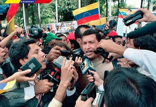 Larissacostas's tweet photo. Hace 27 años salió de la cárcel de Yare. Cambió la historia para siempre. Viva  Chávez 💛💙❤️ https://t.co/tQjTGIT82D