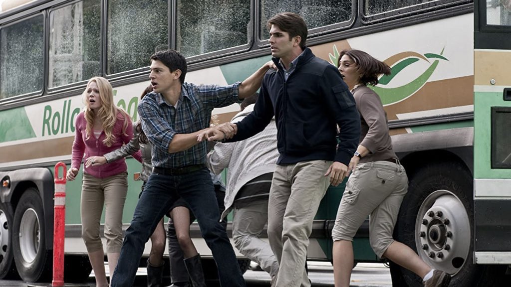 ขอแนะนำหนังโหด โกงความตาย แต่แม่งก็ต้องตายอยู่ดี Final Destination หนังมีห้าภาค แต่ละภาคจะมีกลุ่มคนกับตัวเอกที่รอดชีวิตจากเหตุการณ์ตายหมู่แบบฉิวเฉียด ถึงแบบนั้นความตายก็ไม่ปล่อยให้พวกเขารอด ก็มาทวงเอาชีวิตแบบโหดๆ ไปทีละคน เหตุการณ์ตายหมู่แต่ละภาคก็เช่น เครื่องบินระเบิด รถชน ฯลฯ