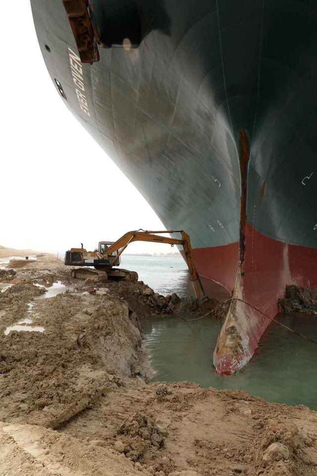 Youssef_Kobo's tweet photo. Everyone wants to talk about "unskilled" labor, but 10% of the world trade market is right now depending on how fast this guy can shovel dirt. - Kerwin Lewis https://t.co/lfM5mc3hCN