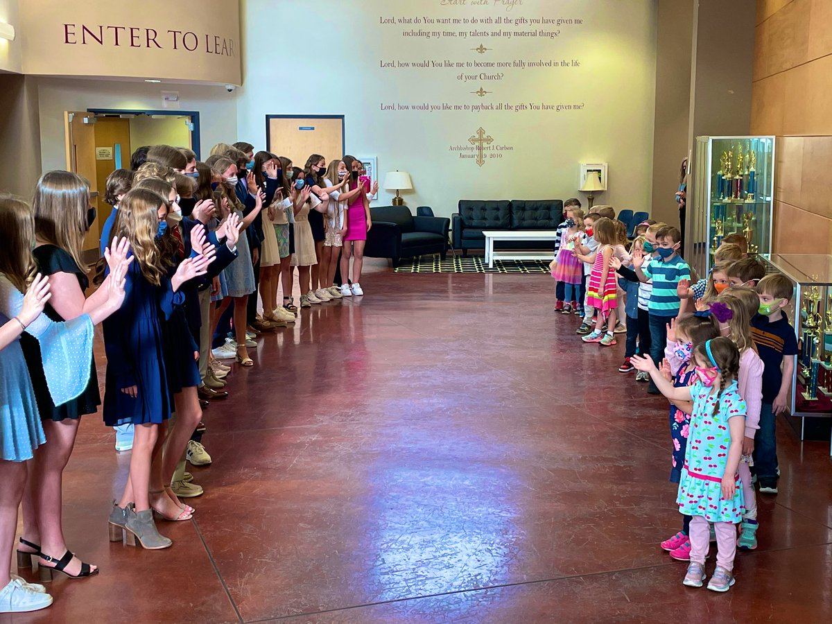 Mrs_Dohr's tweet photo. I was lucky to catch this beautiful moment today @StAlban_School  with our oldest Crusaders passing the youngest in the hall❤️ ⛪️#onlyatstalbanroe #everyonewantstobeacrusader https://t.co/zn5QJrydEj
