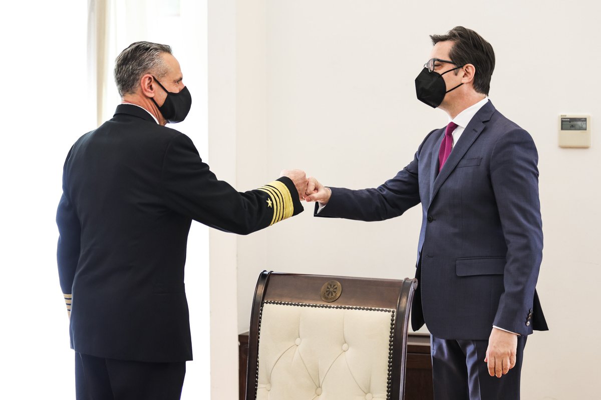 SPendarovski's tweet photo. Продолжуваме со реформите во одбраната, модернизација на Армијата и активно учество во меѓународните мировни мисии на #НАТО.
Со командантот на @JFC_Naples, адмирал Роберт Бурк. #JFCNP #NATO #WeAreNATO https://t.co/x6DtOWae77