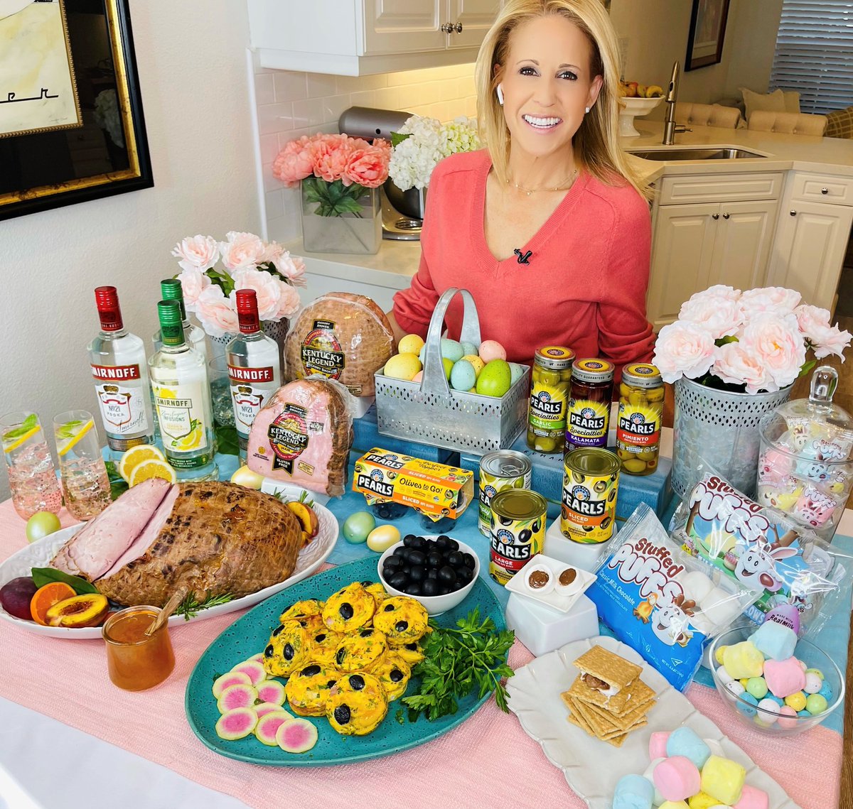 DailyLounge's tweet photo. Easter goals! @chefjamiegwen has this year’s #Easter trends. From the juiciest ham to a marshmallow stuffed with milk chocolate! Link in bio. #eastereats #eastertreats #kentucklegend #smirnoff #pearlolives #dreamolive #stuffedpuffs #springrecipes https://t.co/wehlr350Rg