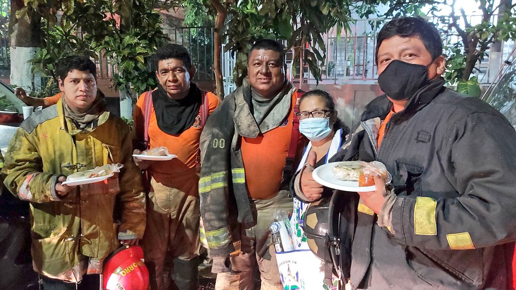 BomberosSV's tweet photo. Durante la noche mientras trabajábamos en el incendio varias personas se acercaron a ofrecernos alimentos, bebidas y palabras de ánimos, entre ellas doña Ely, que lo hizo en varias ocasiones, ofreciendo pupusas y café, las entregaba con una sonrisa y su contagiosa alegría. https://t.co/a7WRkCnlfu