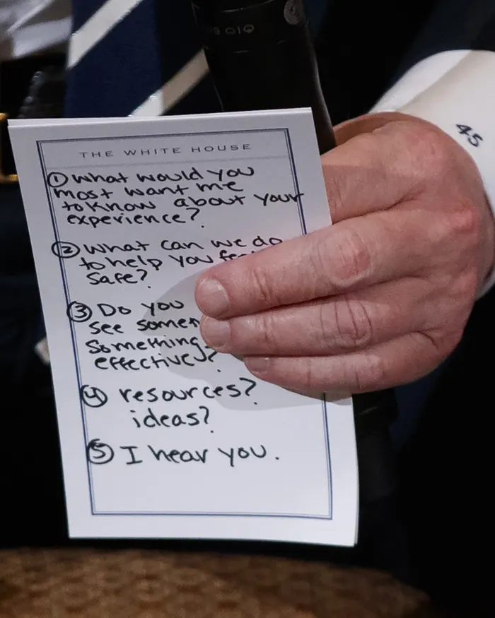 RobHNY's tweet photo. @Breaking911 Can you imagine needing a #CheatSheet for among other things, "I hear you"? ππ€‘
#OrangeDimwit
@davidgrovernyc @LouGottliebLU3 #FridayThoughts #TrumpIsALaughingStock https://t.co/o5LgmcyN8n
