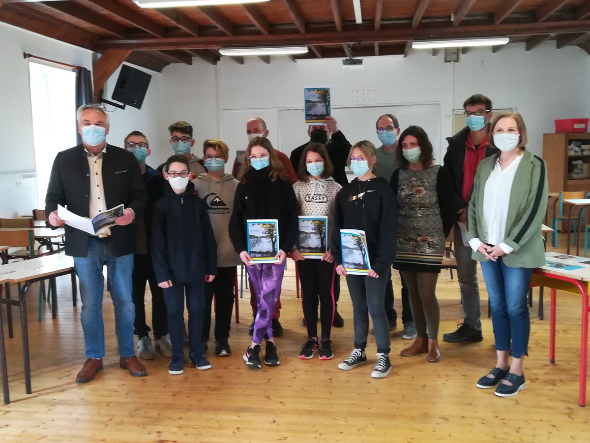 ddec22's tweet photo. Cool&amp;Mag, le journal des élèves de 5ème du collège Saint-Joseph de Guerlédan est sous presse. Inauguration du projet EMI mené avec deux journalistes professionnels. Un grand bravo aux élèves reporters en herbe ! https://t.co/aHfliyejJx