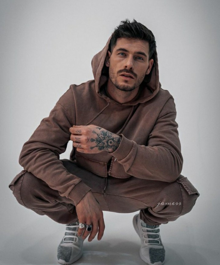 gold belt got Versace on it
she might kiss on my neck 
got Armani on it