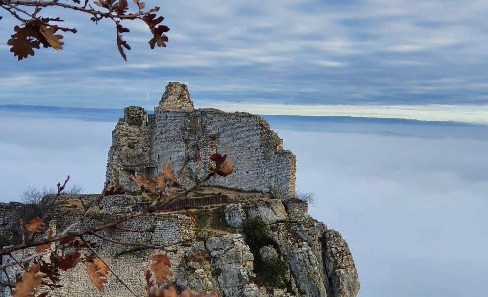 BrunoBonnellOff's tweet photo. Nous allons sublimer notre Région avec VOS photos/vidéos. 
Ici, le château de Crussol perché au-dessus de la vallée du Rhône à Saint-Péray.
[📸 @NicolasMichel26]
👉 Sur Instagram, taguez @brunobonnellauralp2021 + #auralp sur vos photos/vidéos et nous les repartagerons. https://t.co/M7PcwK4nuH