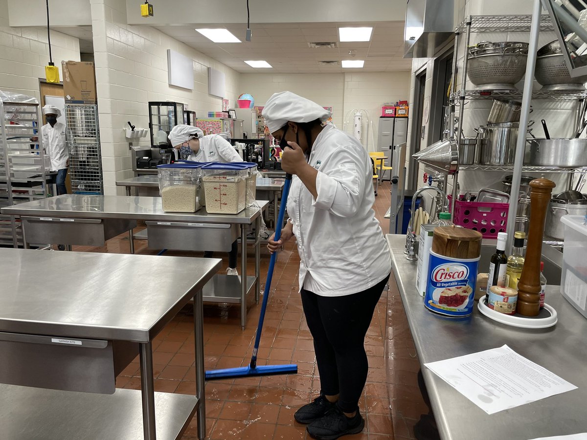 apexculinary's tweet photo. A glorious rosemary and flaky sea salt focaccia and a little deep cleaning before spring break! π₯π #yeastbreads #culinary3 https://t.co/vrqasHk2kl