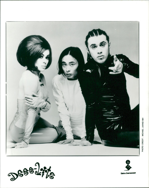 MiquiPuig's tweet photo. El clàssic de "Pista de fusta": "World clique", de Deee-Lite (1990) ja on line, later at 19:00 @iCatfm FM

#deeelite
#grooveisintheearth
#elclàssic
#newyork
#beats 
#worldclique 
#towatei 
#ladymisskier
#djdimitry

https://t.co/WW8IG97iEi https://t.co/1VQvqsvWyd
