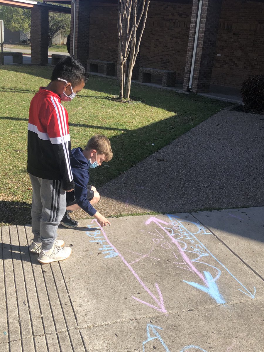ParkviewKISD's tweet image. It’s a beautiful day for some sidewalk chalk math! #2ndgrade #solvingmathproblems #pantherpride 🐾🐾 #celebratekisd