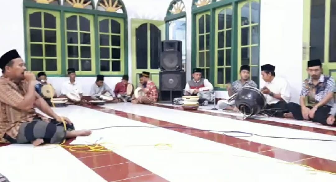 AnsorPacitan's tweet photo. Rutinan Majelis Dzikir dan Shalawat Rijalul Ansor Pimpinan Ranting GP Ansor Tambakrejo, bersama Ketua Cabang MDS Rijalul Ansor Pacitan sahabat Malikul Ruhil Adzhim.
#kitainisama
#rijalulansor
#mdsra
#ansorjatim
#banserjatim
#nupacitan
#ansorbanserpacitan https://t.co/HPLflzGiCq