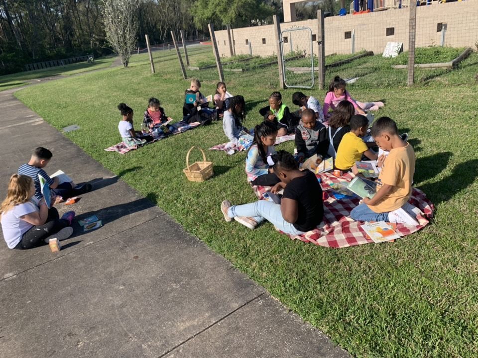 HumbleISD_JFE's tweet photo. 1st grade enjoying the sunshine, books, and reading on this beautiful Friday. #LightTheWay @MsGere_JFE https://t.co/QAFhBu7dsM