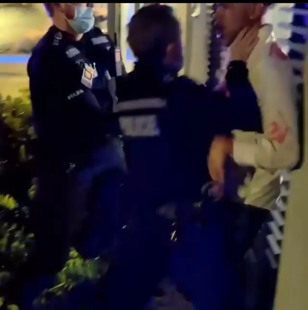 🏕Sussex Renters’ Union (@sussexru) on Twitter photo Just been shared this from another student. Officers enter wrong flat and physically assault / choke student when he asks officer to provide their ID number. <a href="/SussexUni/">University of Sussex</a> this is what happens when you invite police onto campus. This is why we strike. #sussexrentstrike Just been shared this from another student. Officers enter wrong flat and physically assault / choke student when he asks officer to provide their ID number. <a href="/SussexUni/">University of Sussex</a> this is what happens when you invite police onto campus. This is why we strike. #sussexrentstrike