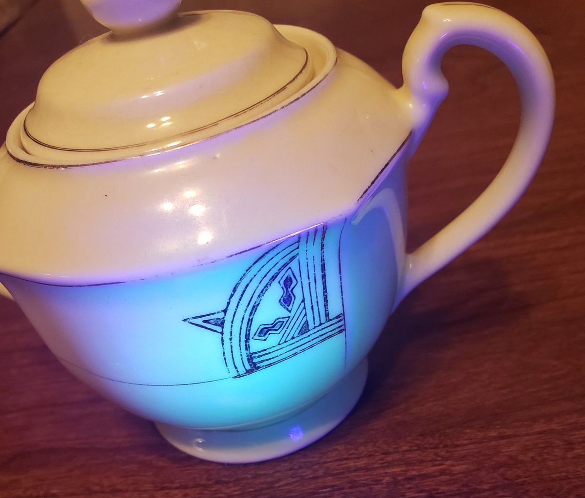 ConradKnauer's tweet photo. #ThriftShop #GeigerCounterFun
$4 ceramic bowl with handles and lid.
Marked "FINEST CHINA
MADE IN JAPAN"
Only ~130 CPM #Uranium from glaze, yet unusually strong UV fluorescence.
Art Deco vibe; almost certainly 1930s. https://t.co/QFGHEIZ0Pb