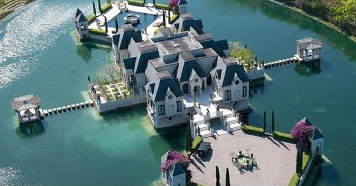 BonVoyaged_'s tweet photo. 🕌🏢🏯  Tom Brady's New 18 Bedroom Florida Mansion Flat Out Steals The Show
