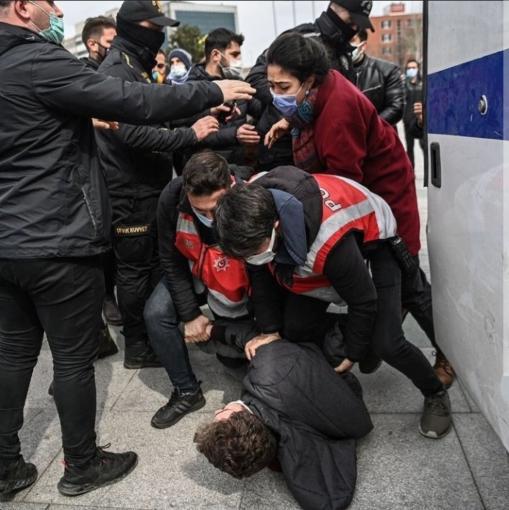 Bugün Çağlayan Adliyesi önünden gözaltına alınan 52 arkadaşımıza sağlık kontrolleri sonrası ters kelepçe uygulanıyor, bazıları yerlerde sürükleniyor! 
Kaynak: BBC Türkçe