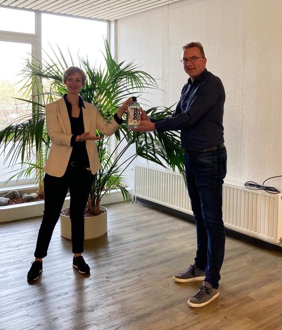 60Heinstein's tweet photo. Het bewijs dat regenwater wordt toegepast in @hooghoudt jenever ‘oet Grunn’ overhandigd door #JohanBel van @D2dWater aan #LiesbethOmvlee van @WaterAllianceNL mede tot stand gekomen door project @h2020vida @CEW_Leeuwarden @Watercampus https://t.co/xNdN8GYef6