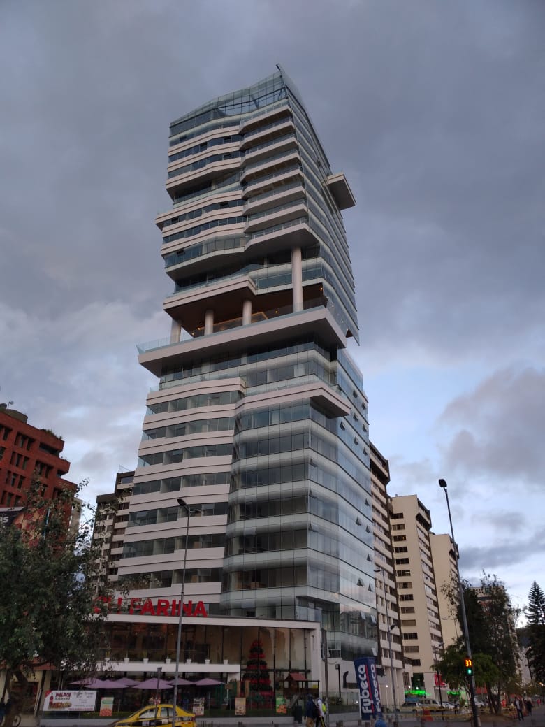 mromerorivera's tweet photo. Ahora que andan buscando pistas. Averigüen quién es el dueño del penthouse de este moderno edificio en el centro financiero de Quito, en donde el m2 de construcción cuesta 3000 dólares. https://t.co/11yHWa7kWV