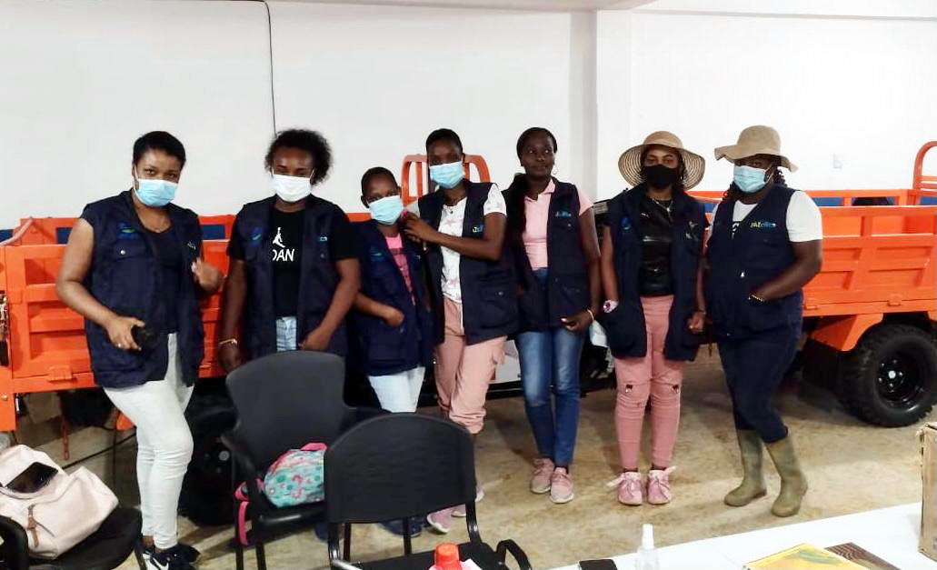 TSPazcifico's tweet photo. @TSPazcifico le dio la bienvenida a nuestro #equipo de #mujeres cuidando territorio en #Guapi, las cuales están siendo #capacitadas e iniciado el proceso de levantamiento de actas de vecindad, garantizando #confianza y generando oportunidad laboral local de manera equitativa. https://t.co/3qtQDlp8b2