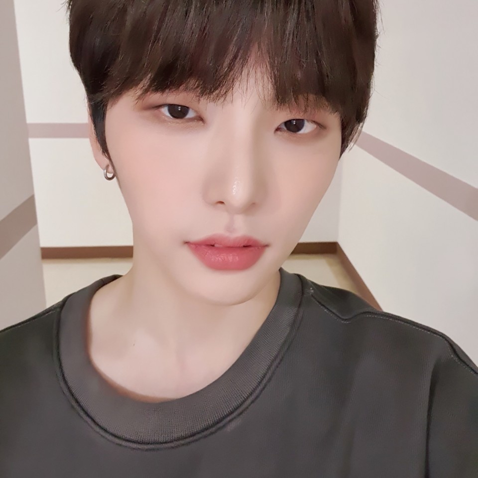 official_ONEUS's tweet photo. [#서호] 투무니들 머리카락 잘랐어요!! https://t.co/Khn4j7QjP2
