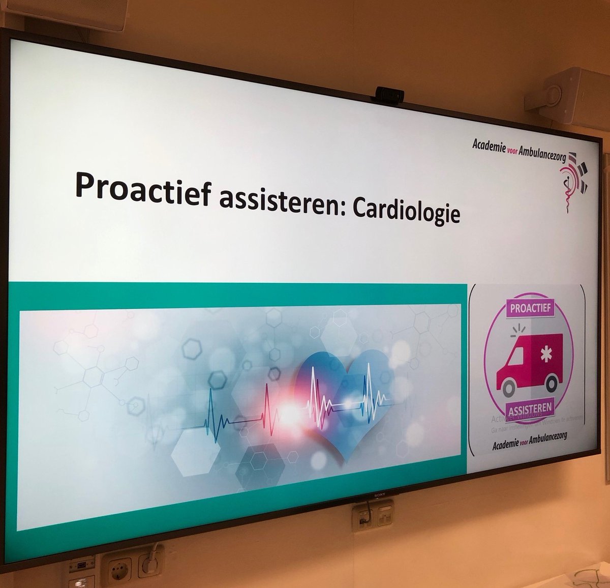 Wij introduceren de 1-daagse training ‘Proactief assisteren: Cardiologie’. Ontwikkeld voor top-ambulancechauffeurs die hun medische kennis en kunde ten aanzien van cardiologie een ‘boost’ willen geven. Lees meer over de training: bit.ly/3rpudJB
#dmvda #ambulancezorg