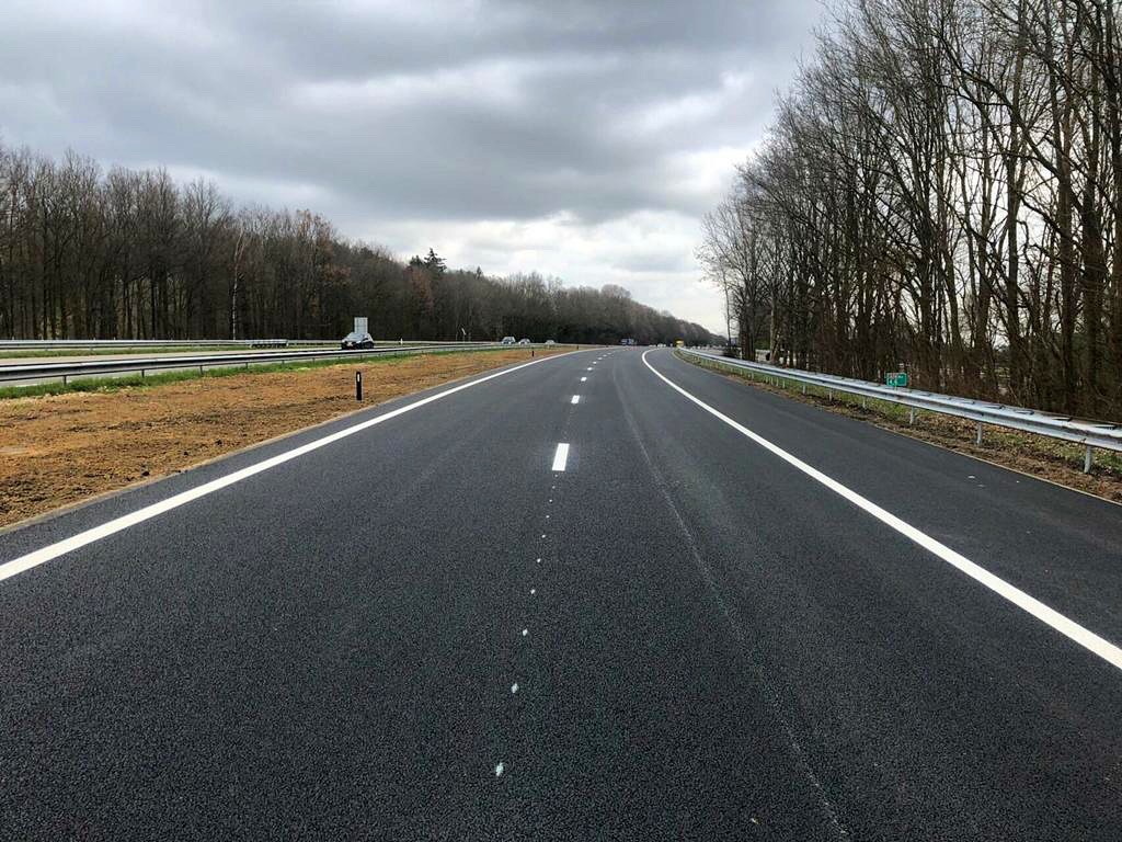 Op de #A79 tussen #Maastricht en #Hulsberg is keihard doorgewerkt afgelopen 4 weken. 🚧 De werkzaamheden op dat traject zijn klaar. 💪 Vanaf 26 maart 22.00u is de weg open en rijd je over een spiksplinternieuwe laag zoab. 🚘 #A79onderhoud @naarZuidLimburg
(📷: <a href="/heijmansnl/">Heijmans</a> 👷‍)